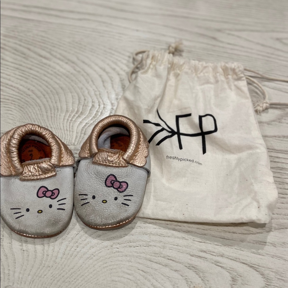 FRESHLY PICKED HELLO KITTY WHITE AND PINK SIZE 2